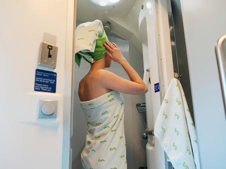 Schlafabteil mit Dusche/WC in der finnischen Bahn