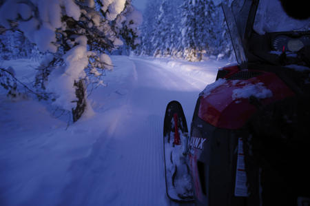 Nachts mit dem Motorschlitten unterwegs (c) Klaus-Peter Kappest