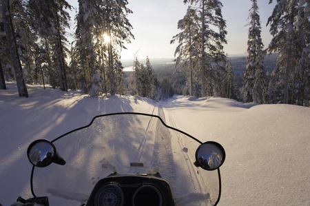Motorschlitten Blick des Fahrers auf die Winterlandschaft (c) Klaus-Peter Kappest