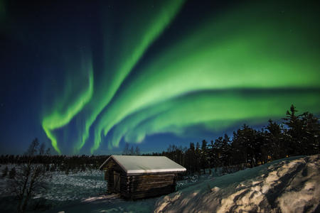 Ylläs Äkäslompolo Nordlichter über der Scheune (c) Klaus-Peter Kappest 