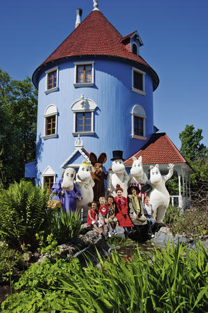 Moomins von Naantali vor dem blauen Haus