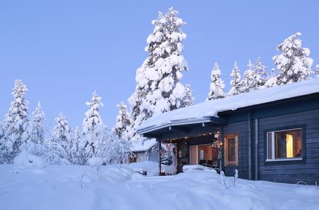 Grundstück bei Schnee in der Dämmerung